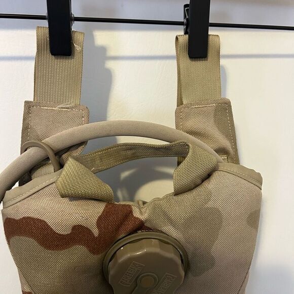 CamelBak Maximum Gear Tactical Backpack Desert Camo Hydration Pack Missing bite - Picture 5 of 8